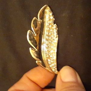 Gold tone leaf broch